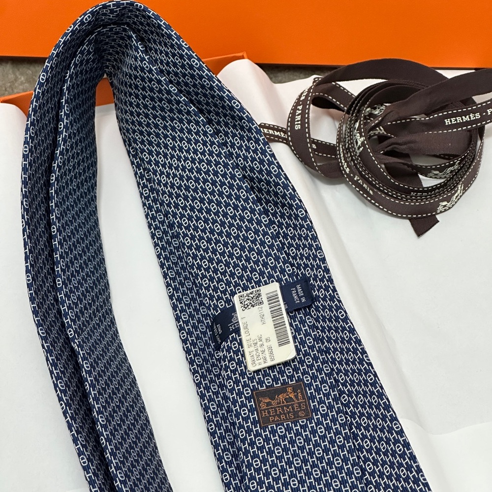 Hermes Men’s Necktie - Picture 4 of 5